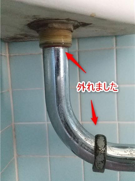 TOTO墨付きタンクの下からの水漏れを直す方法（ナットを外す）