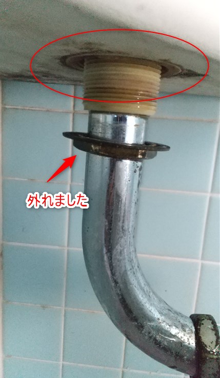 TOTO墨付きタンクの下からの水漏れを直す方法（ナットが外れた状態）