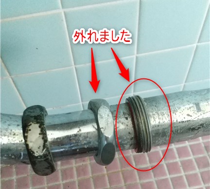 TOTO墨付きタンクの下からの水漏れを直す方法（配管のナットが外れた状態）