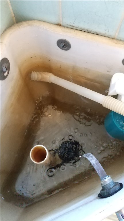 TOTO墨付きタンクの下からの水漏れを直す方法（漏水が止まった）
